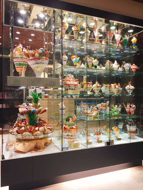 京都にもからふね屋というパフェ屋さんがあって、、200種類位から選べる、、、、推し色パフェを食べるもよし、、、、、 