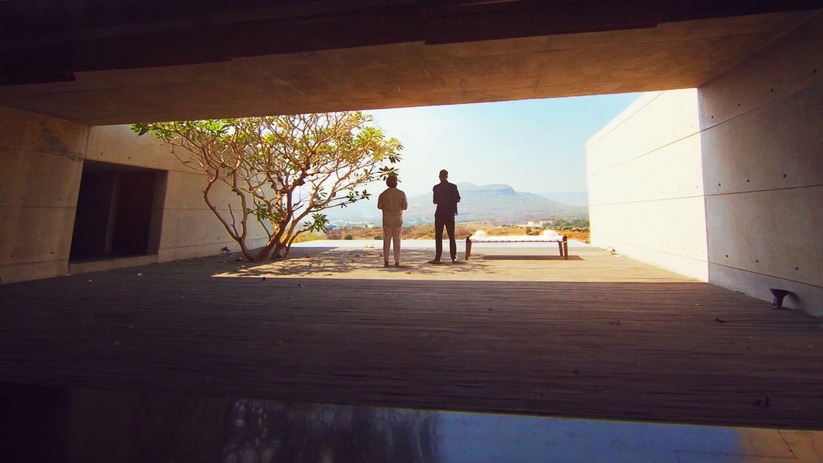 最近Netflixで世界中の金持ちのめちゃくちゃな建築の住居を訪問する番組を垂れ流してるんだけど、ある程度以上の金持ちの家になると「外」に近づいていくことがわかり、「もうこれ外で良くない