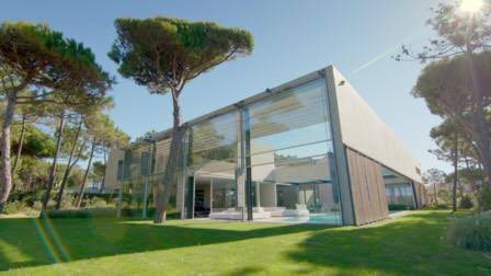 最近Netflixで世界中の金持ちのめちゃくちゃな建築の住居を訪問する番組を垂れ流してるんだけど、ある程度以上の金持ちの家になると「外」に近づいていくことがわかり、「もうこれ外で良くない