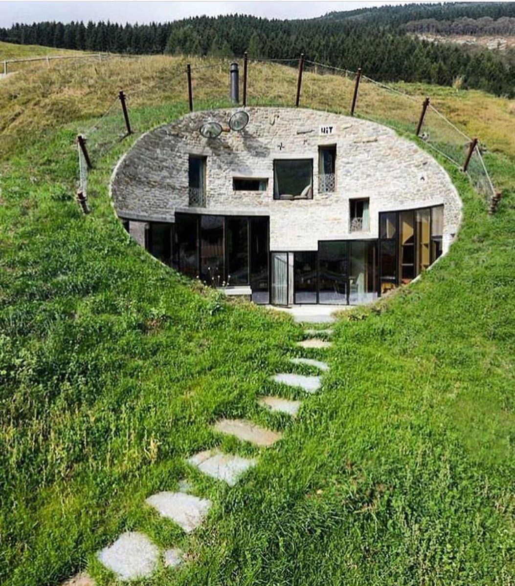 最近Netflixで世界中の金持ちのめちゃくちゃな建築の住居を訪問する番組を垂れ流してるんだけど、ある程度以上の金持ちの家になると「外」に近づいていくことがわかり、「もうこれ外で良くない