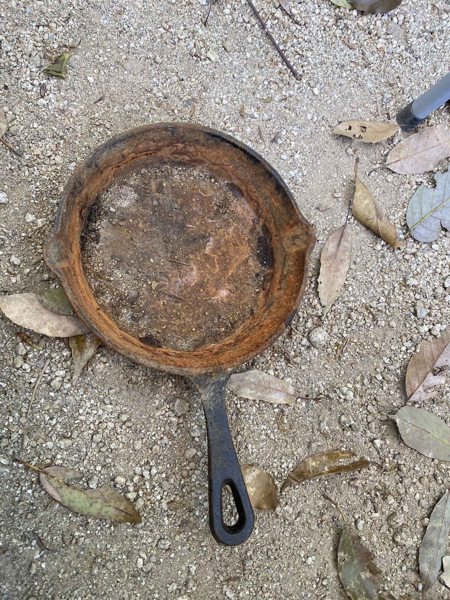 こちらは先日の熊本のキャンプ場に遺棄されていたスキレット😡  かわいそうだったので持ち帰ってキレイキレイしてやりました☺️✨ ＃キャンプ好きと繋がりたい ＃不法投棄反対 ＃来た時よりも美しく ＃キャンプ 