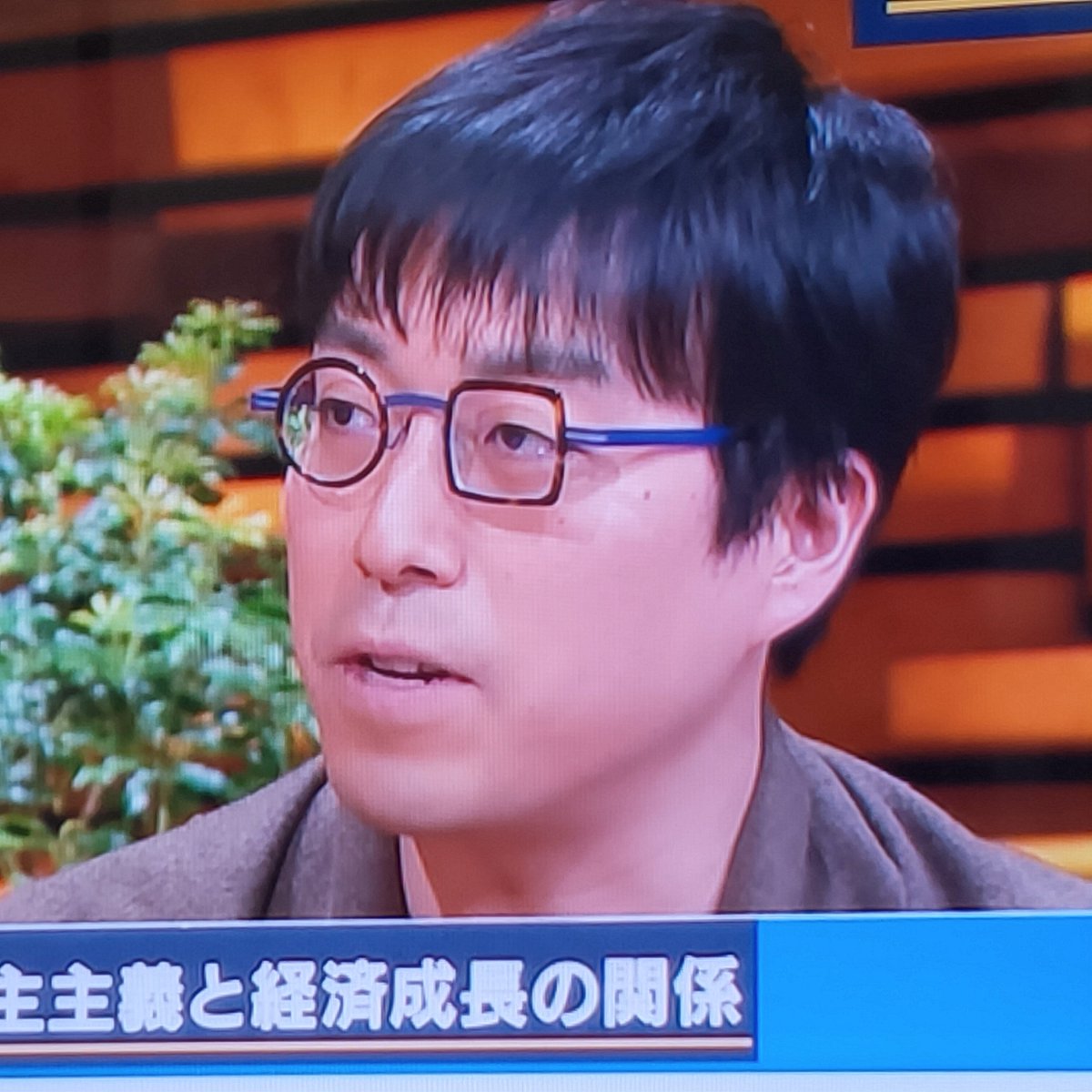 報ステのコメンテーターのメガネが気になって、頭に入ってこないwww 