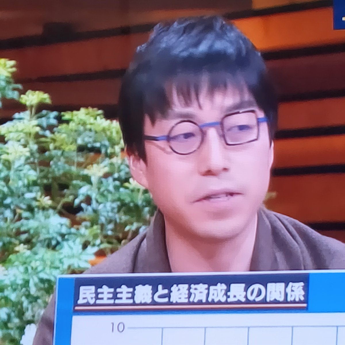 報ステのコメンテーターのメガネが気になって、頭に入ってこないwww 