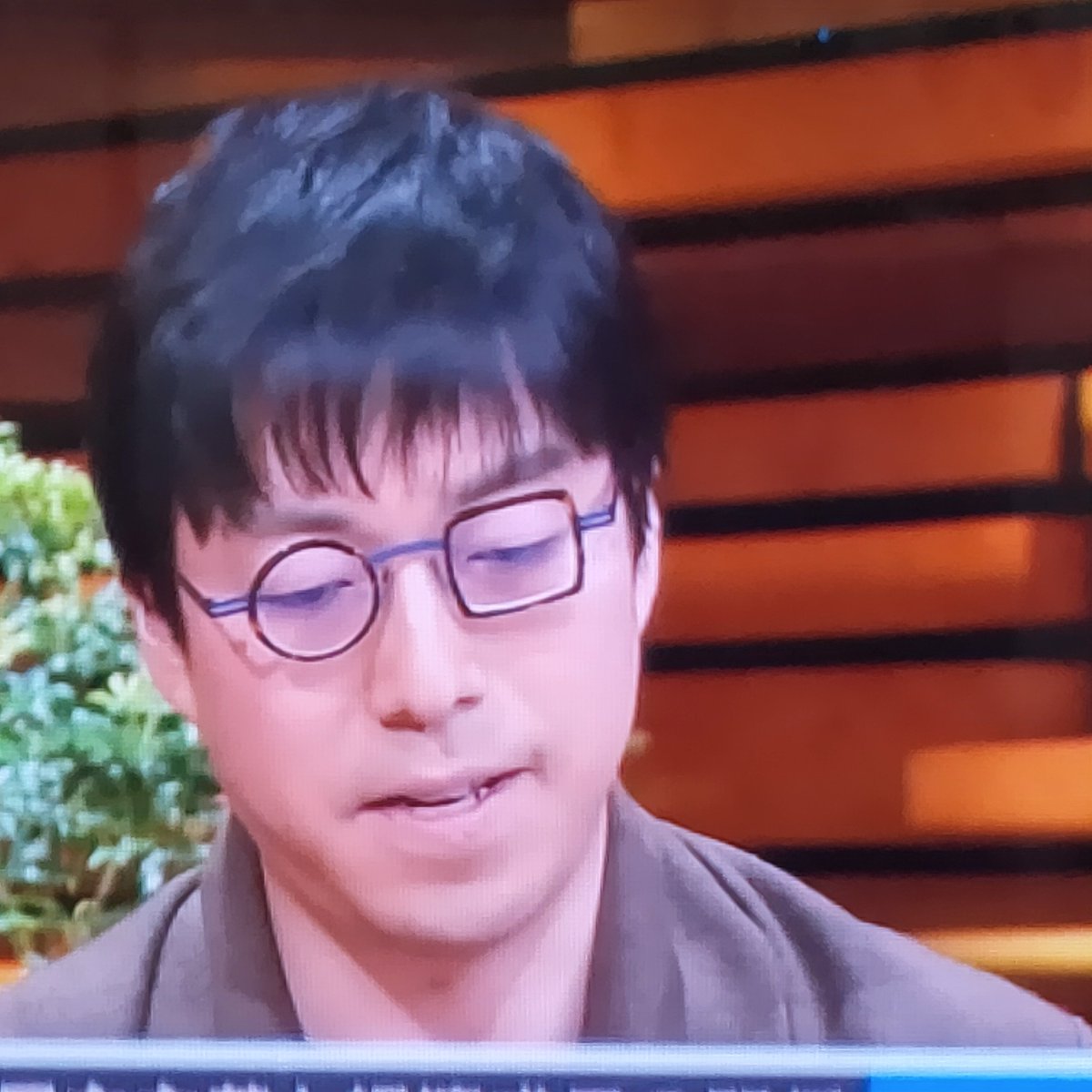 報ステのコメンテーターのメガネが気になって、頭に入ってこないwww 