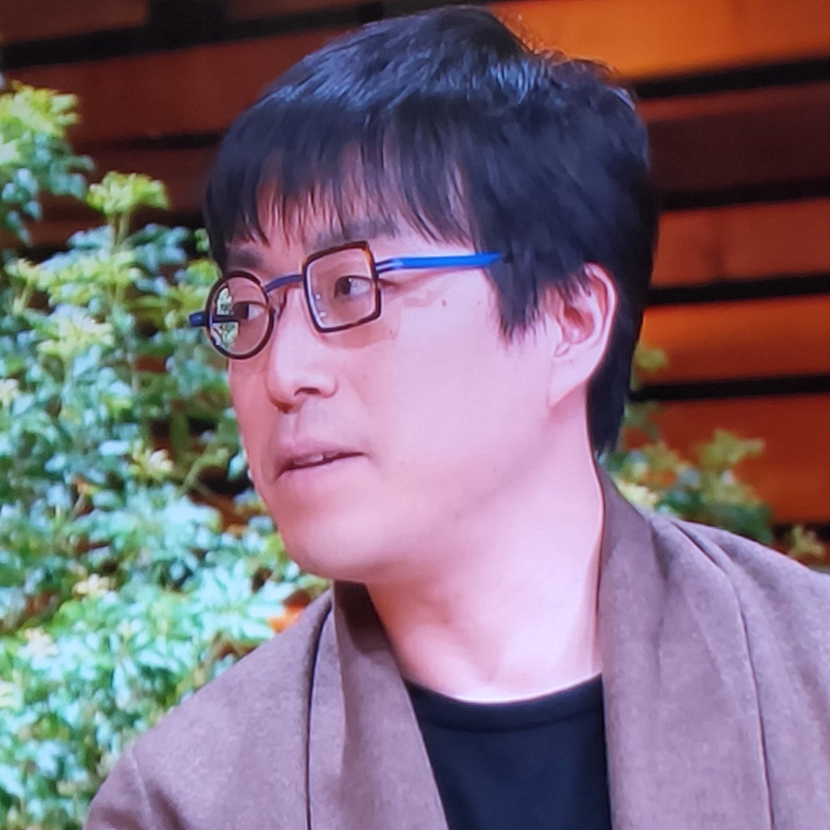 報ステのコメンテーターのメガネが気になって、頭に入ってこないwww 