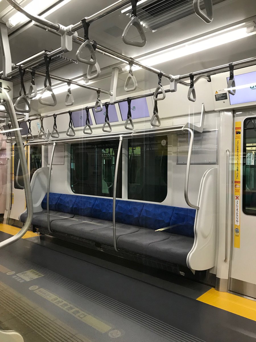 E235系1000番台 ・ラインデリアの整風板がスピーカーの前後で途切れるE231以前の仕様に戻る ・吊革が抗菌仕様で無い仕様に戻る ・袖仕切は新形状ながら半透明パーツを不採用 etc 21インチLCDの採用等が目立つ一方、0番台比でコスト削減が図られた箇所も少なくなさげ
