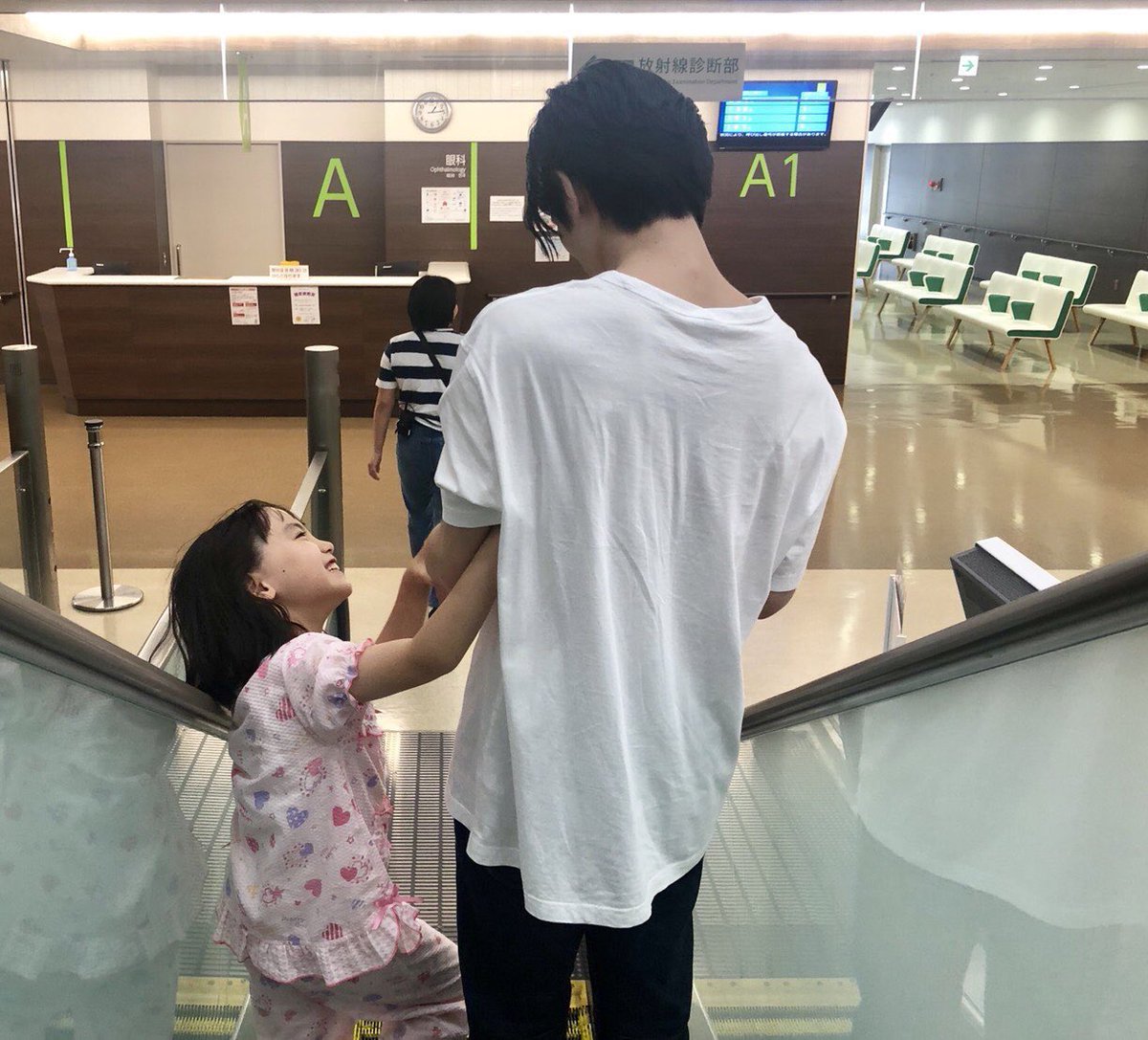 前に「三浦春馬さん顔がえちえち😣💖」とかツイートしたけどこの人普通に顔見えない後ろ姿でもえちえち100%で笑ってる エロの魔導師なの