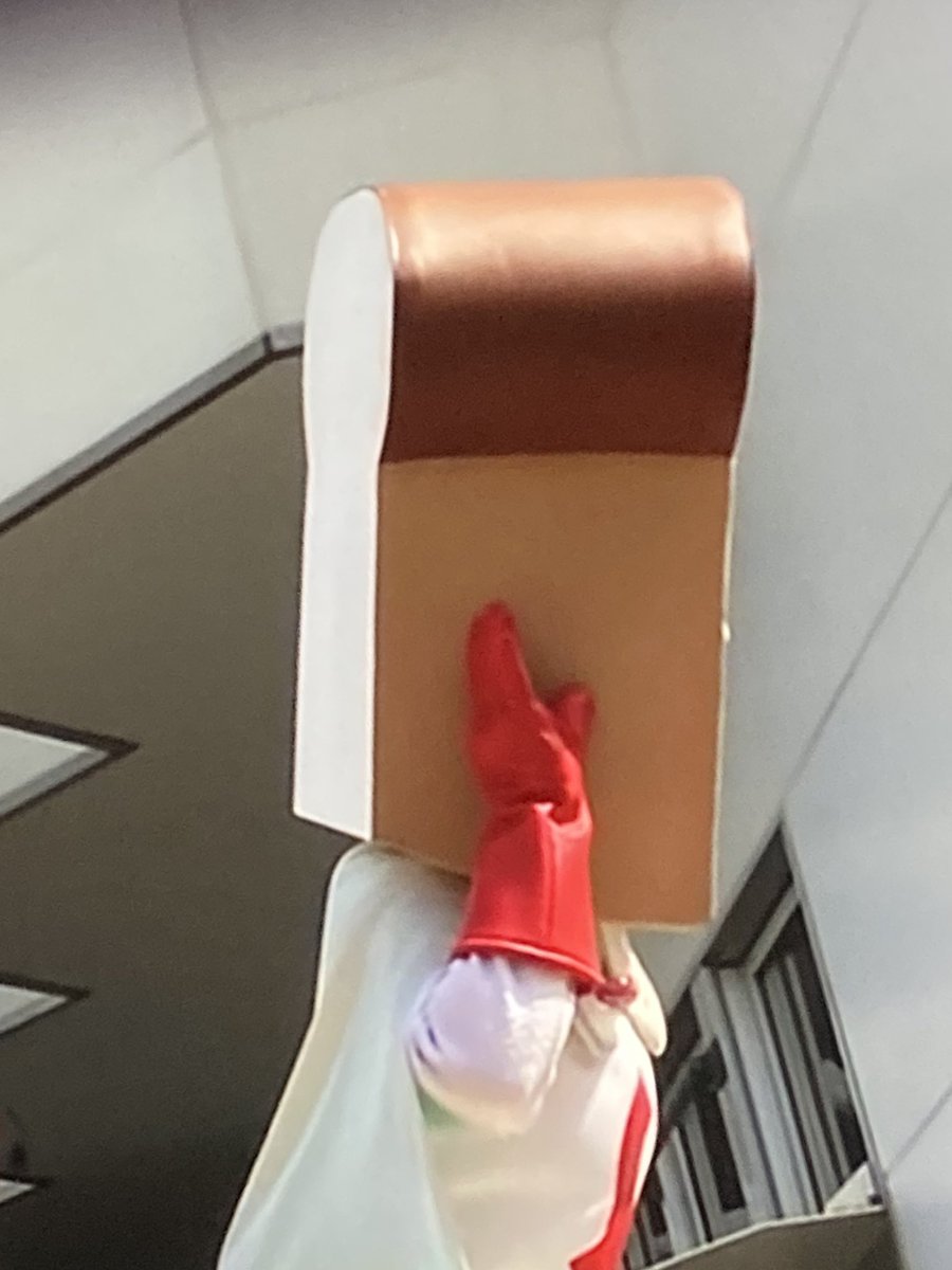 しょくぱんまん、アニメの時は8枚切りぐらいの薄さなのにショーになると急に2枚切りぐらいの分厚さになるから最高なんだよな