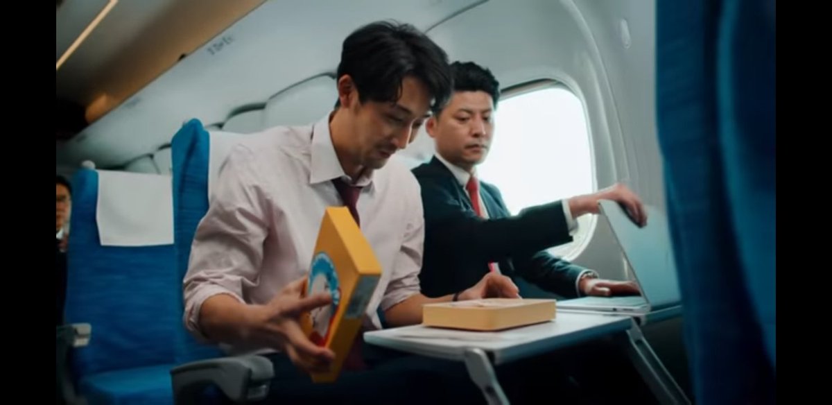 オタクがチェックすると ①DE席が進行方向左側なので、この列車は上り列車 ②崎陽軒のシウマイ弁当(東京工場調製)を食べてる 以上の2点から この旅客は、品川で崎陽軒のシウマイ弁当を購入して東京まで新幹線に乗車していると推定される
