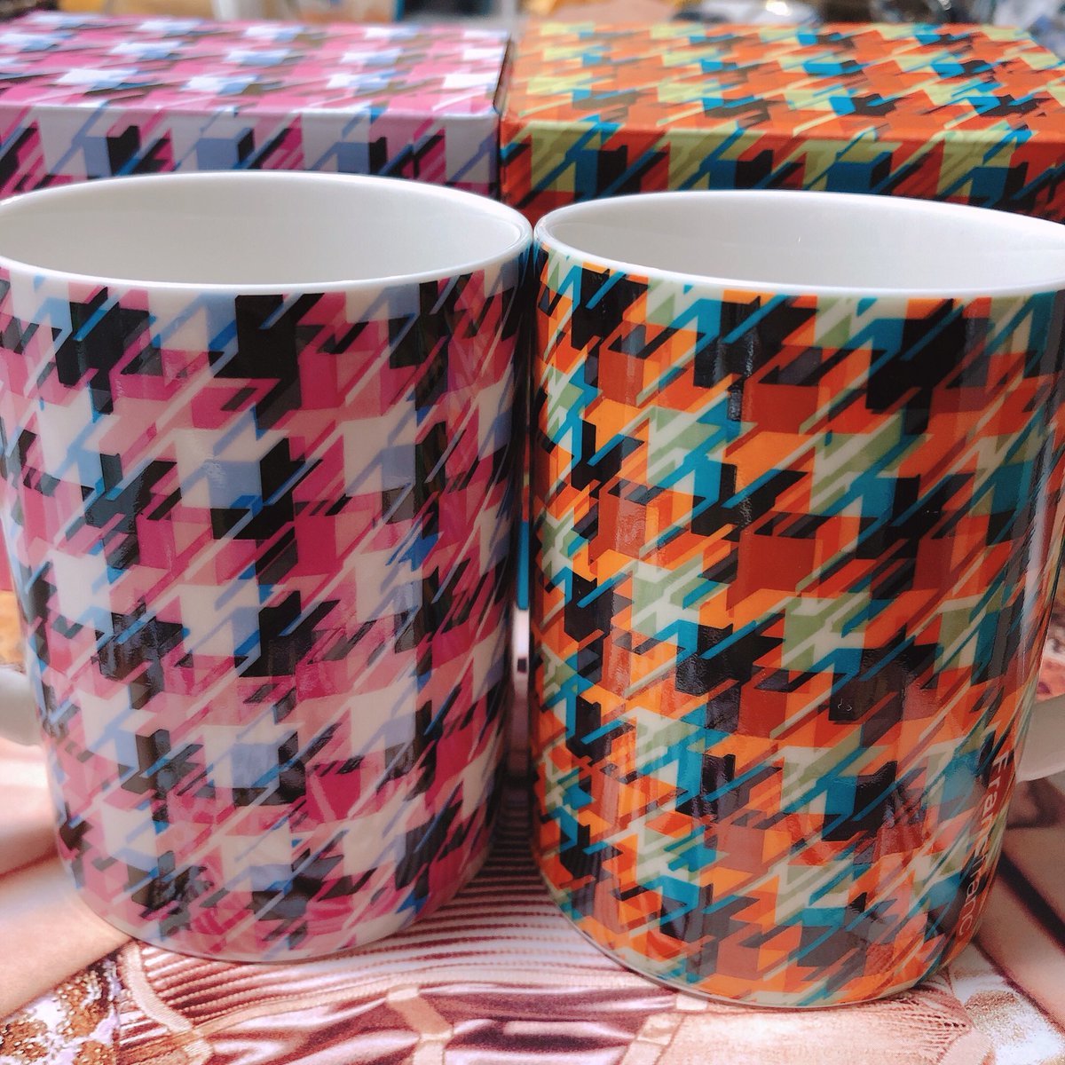 Francfrancに売ってたマグカップがめちゃくちゃぬるさらカラーの千鳥柄で大喜びでレジに持って行こうとしたら隣にﾛｼｮも居てニッコニコで購入してきた🥰 