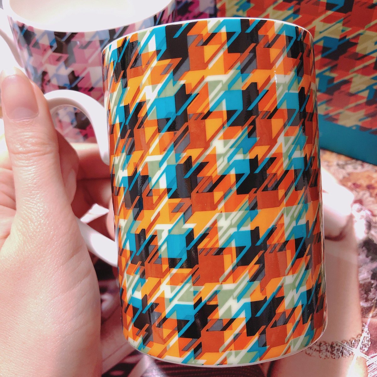 Francfrancに売ってたマグカップがめちゃくちゃぬるさらカラーの千鳥柄で大喜びでレジに持って行こうとしたら隣にﾛｼｮも居てニッコニコで購入してきた🥰 