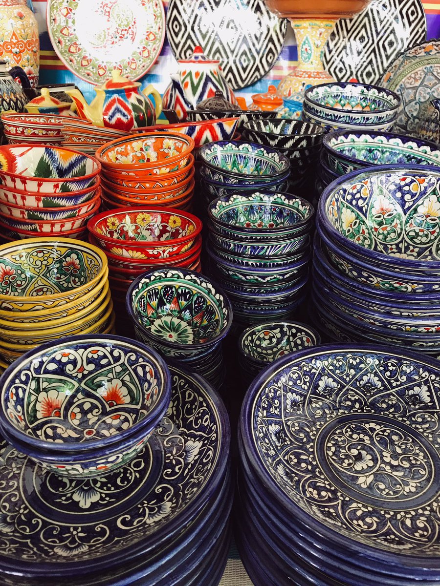 何がヤバいかと思うと1枚取ると同じ形、同じ色合いの違う柄がどんどん下から出てくること、めちゃくちゃ安くてすごく可愛いお皿や茶器や花瓶が100〜500円とかであること、ロシア語しか話せないお店のおじさんがどんどん違う柄のお皿を出してくることです