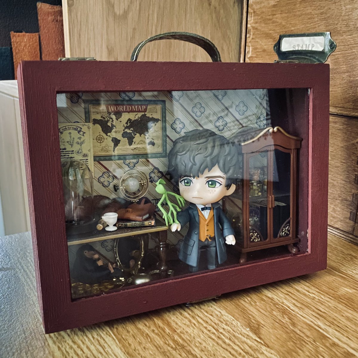 ギリギリねんどろいどが入る厚みだったので、100均の木箱をニュートの部屋っぽくしてみた