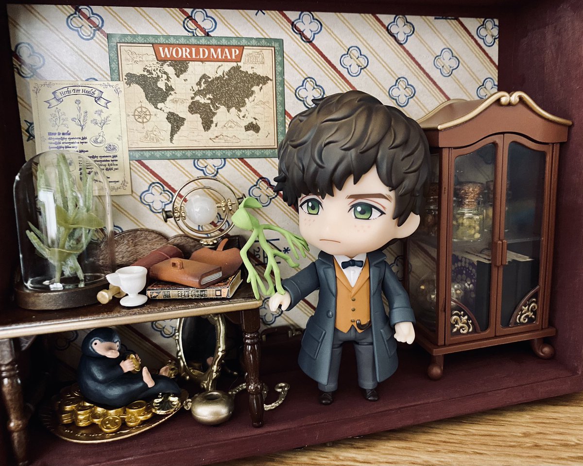 ギリギリねんどろいどが入る厚みだったので、100均の木箱をニュートの部屋っぽくしてみた