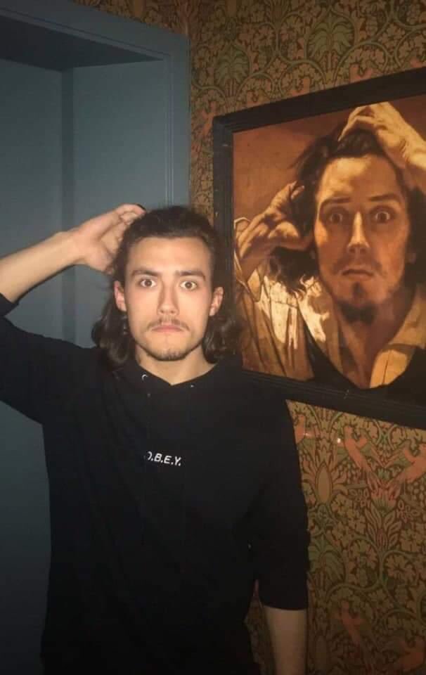 こういう意図せず絵画の中に自分のドッペルゲンガー見つける系の写真凄い好きです 