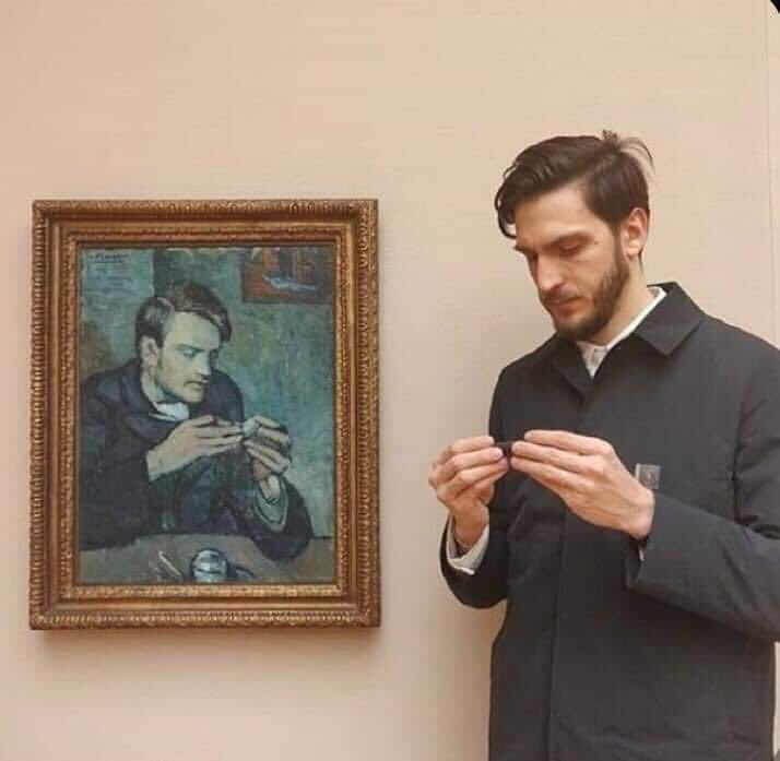 こういう意図せず絵画の中に自分のドッペルゲンガー見つける系の写真凄い好きです 