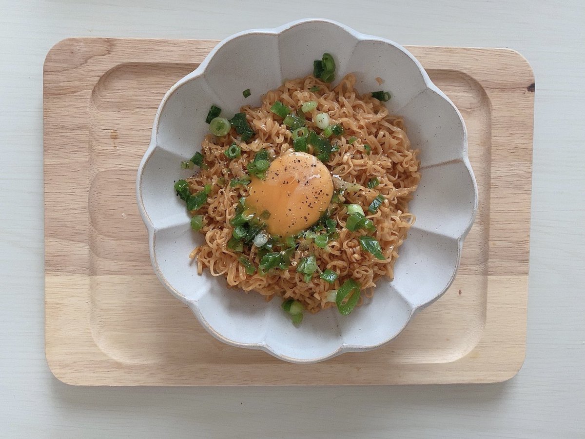 TLで見かけた、チキンラーメンを180mlのお水で汁気無くなるまで炒めてたっぷりの葱と黒胡椒、ごま油かけて卵黄を乗せた焼きラーメンが悪魔的に美味しかった...こんなの間違いないじゃんね...🤤ごま油と卵黄は正義 