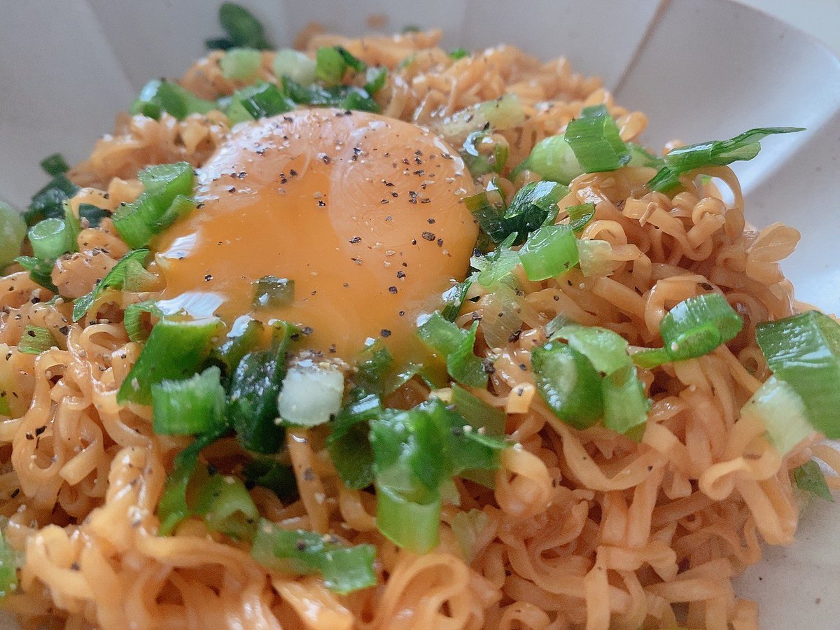 TLで見かけた、チキンラーメンを180mlのお水で汁気無くなるまで炒めてたっぷりの葱と黒胡椒、ごま油かけて卵黄を乗せた焼きラーメンが悪魔的に美味しかった...こんなの間違いないじゃんね...🤤ごま油と卵黄は正義 