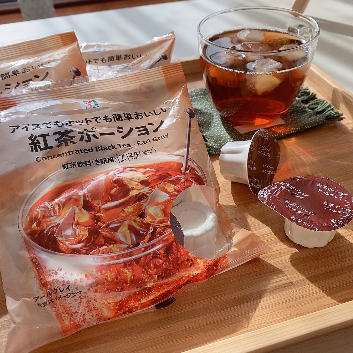 セブンのアールグレイポーション、水で割るだけで簡単に笑っちゃうくらい美味しいお店のアイスティー出来る...香りが強く、程よく甘く、紅茶の味もしっかりしてめちゃくちゃ美味しい...牛乳でわるとハチャメチャウマなミルクティーもできる 買い占めたいくらい好き(買い占めた)