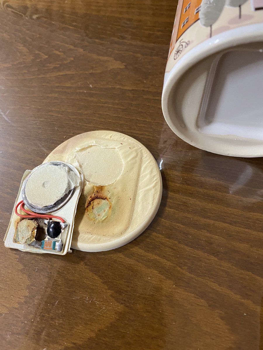 マグカップの底が剥がれたら変な機械出てきた😳 