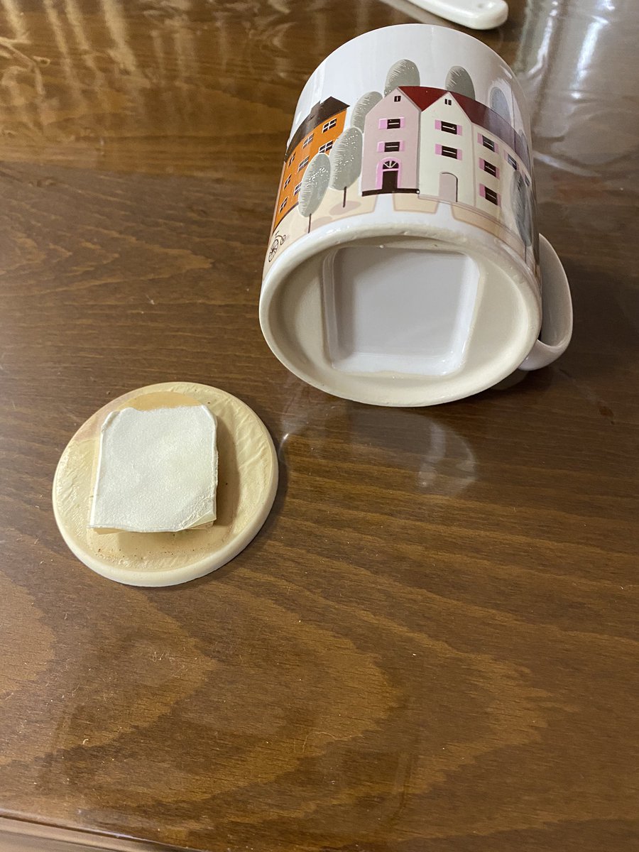 マグカップの底が剥がれたら変な機械出てきた😳 