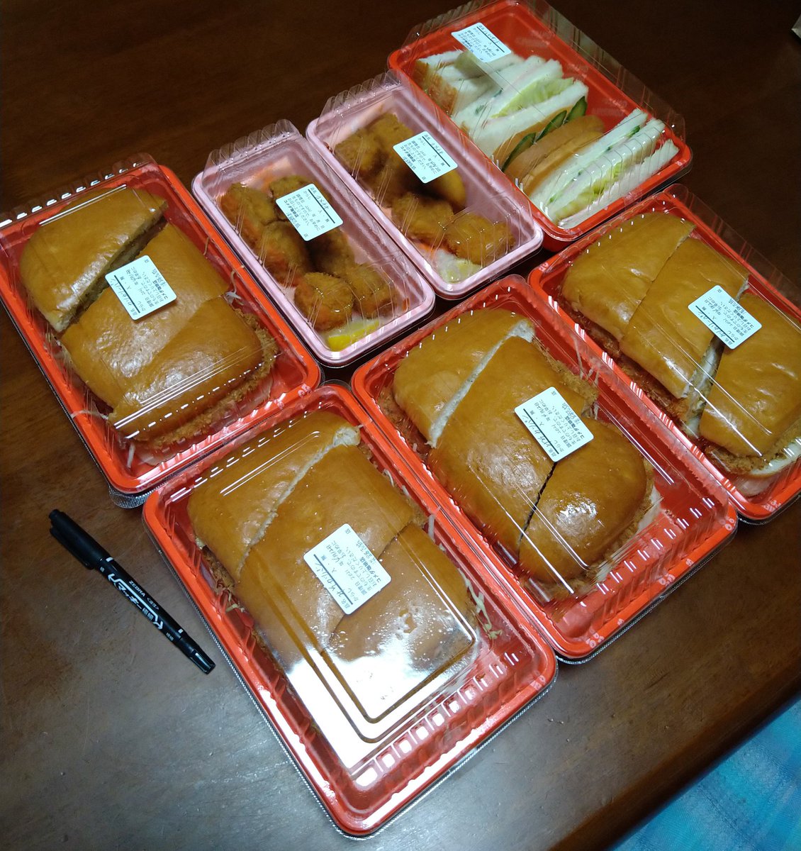 コメダは量多いらしいけどテイクアウトやしいけるやろ〜家族にも買って帰ったろ〜と思ってカツカリーパンなどを注文して、レジで渡されたのがこの枕ってワケ 