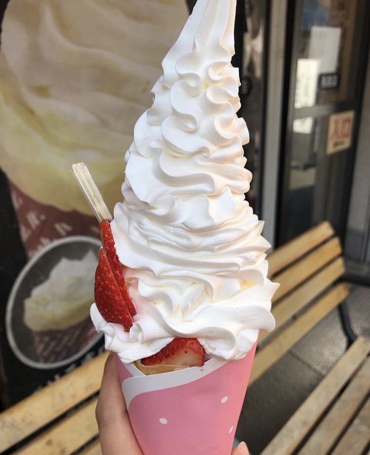 大阪府長居駅近くにあるお店「クレープゴリラ」の、山の様にホイップクリームが盛られた「トリプルゴリラ盛り」のクレープ✨  甘い生クリームで、甘党の生クリーム好きにはたまらない逸品です