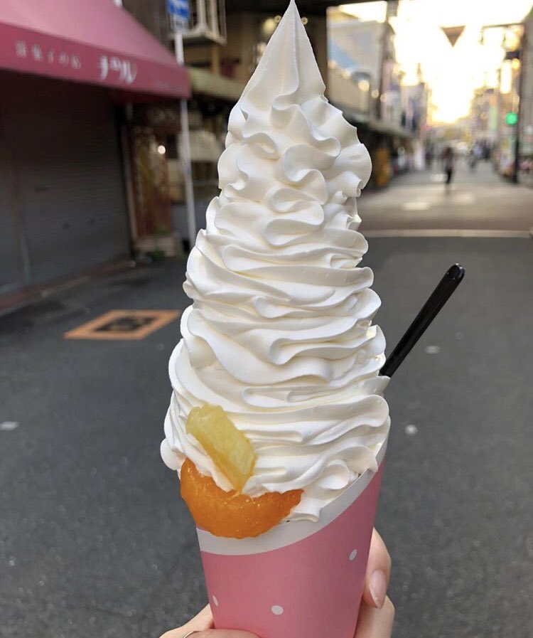 大阪府長居駅近くにあるお店「クレープゴリラ」の、山の様にホイップクリームが盛られた「トリプルゴリラ盛り」のクレープ✨  甘い生クリームで、甘党の生クリーム好きにはたまらない逸品です