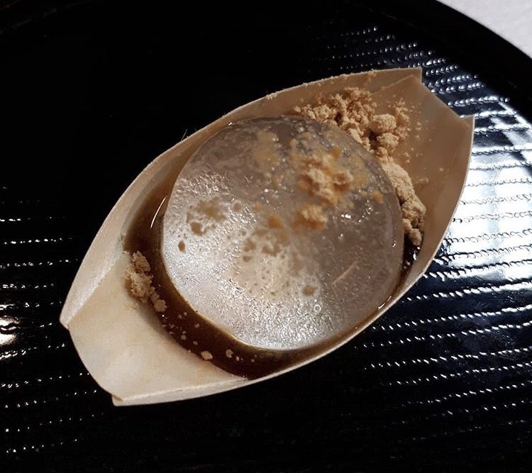 愛知県名古屋市上前津駅近くにあるお店「アンテナント」の、透き通った輝きと不思議なプルプル食感で冷んやり美味しい「ビ〜玉水まんじゅう」✨ 味はいちご、パイン、ラムネ、抹茶、黒蜜きなこの5種類です