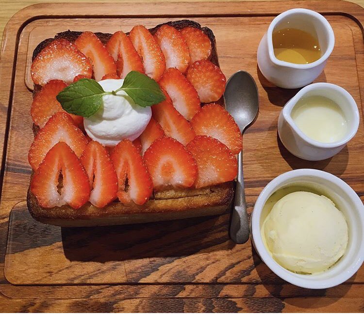 大阪府難波駅や東京都田園調布などにある高級食パン専門店「嵜本」の、いちごまみれの「極美ハニートーストストロベリー」✨  一緒についてくるレモン蜂蜜やバニラアイス、練乳との相性も抜群です