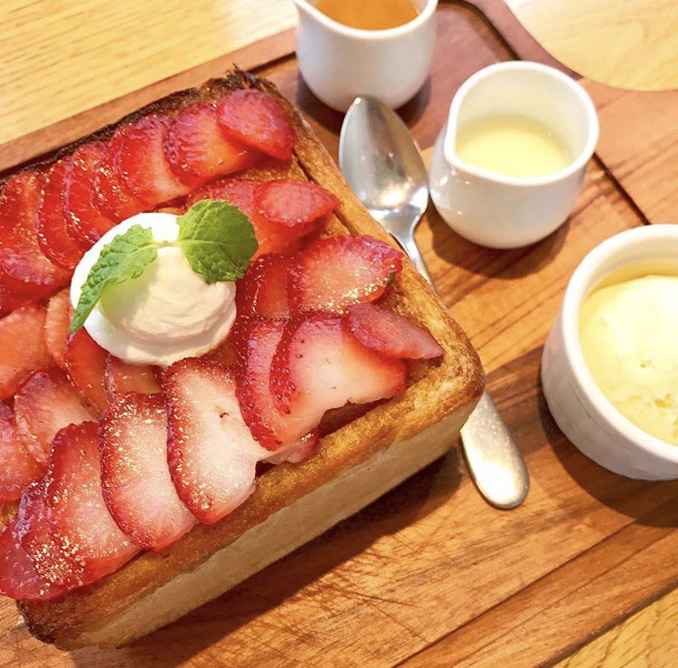 大阪府難波駅や東京都田園調布などにある高級食パン専門店「嵜本」の、いちごまみれの「極美ハニートーストストロベリー」✨  一緒についてくるレモン蜂蜜やバニラアイス、練乳との相性も抜群です