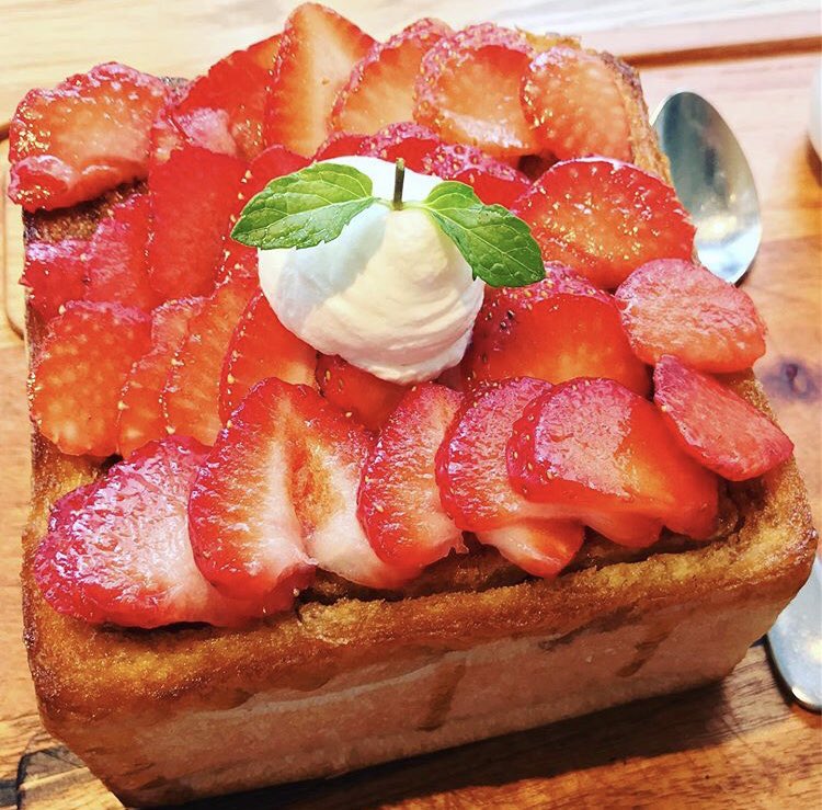 大阪府難波駅や東京都田園調布などにある高級食パン専門店「嵜本」の、いちごまみれの「極美ハニートーストストロベリー」✨  一緒についてくるレモン蜂蜜やバニラアイス、練乳との相性も抜群です