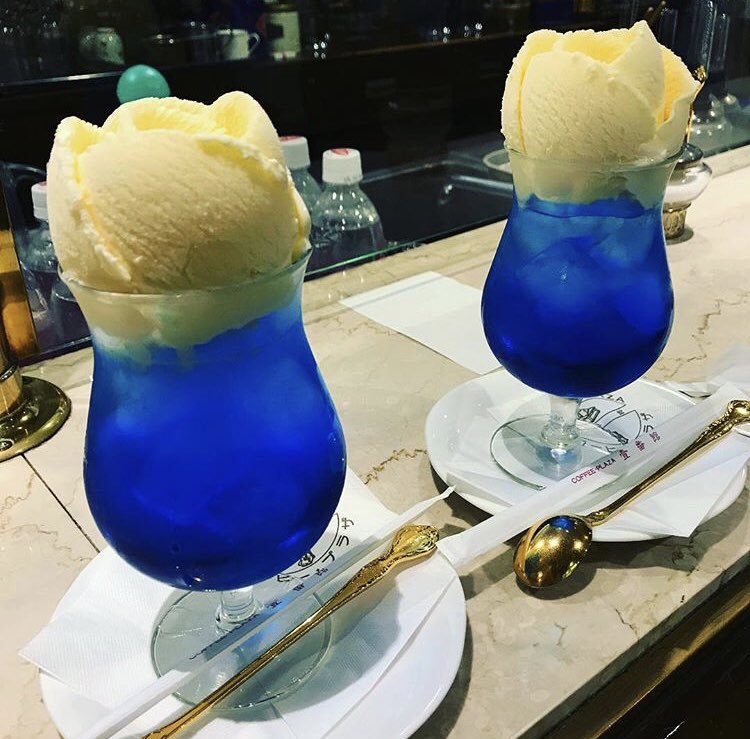 千葉県柏にあるお店「コーヒープラザ 壹番館」の頂上にバニラの花が咲くクリームソーダ✨ 