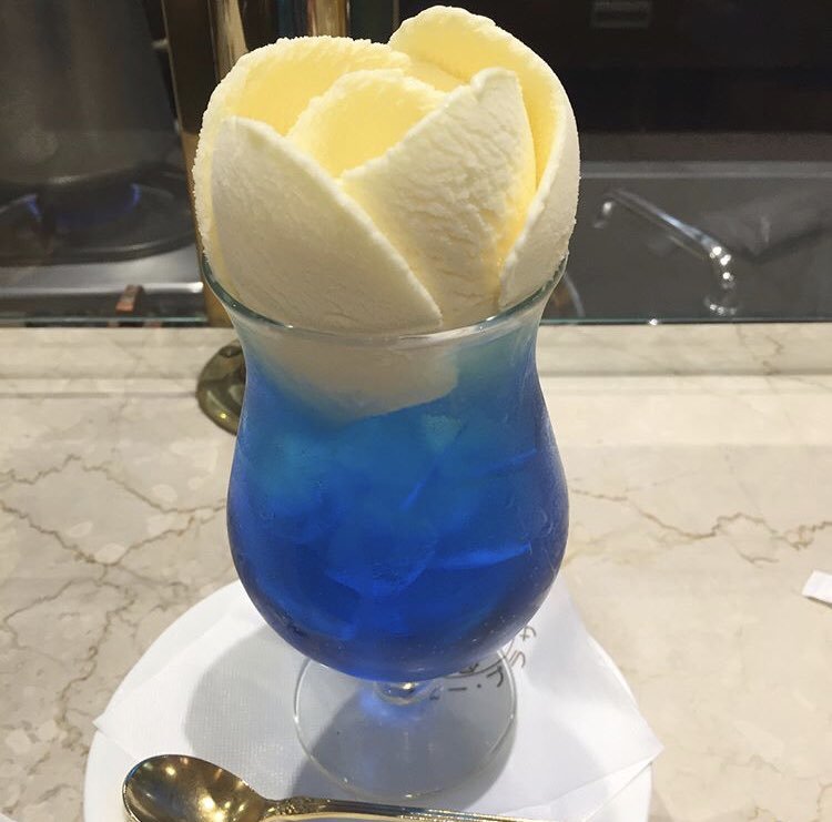 千葉県柏にあるお店「コーヒープラザ 壹番館」の頂上にバニラの花が咲くクリームソーダ✨ 