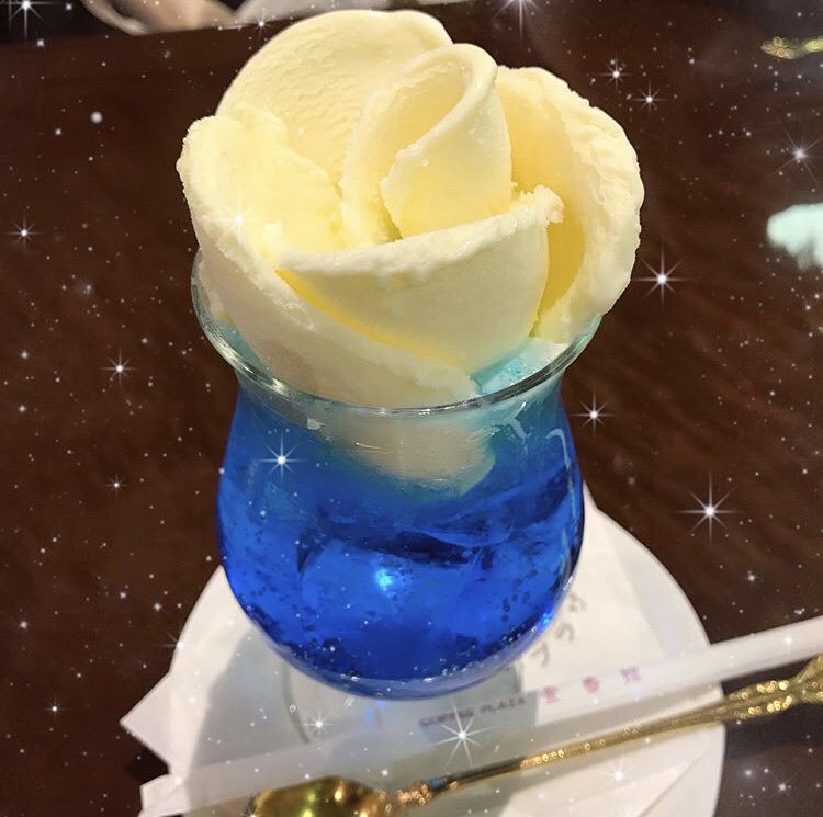 千葉県柏にあるお店「コーヒープラザ 壹番館」の頂上にバニラの花が咲くクリームソーダ✨ 