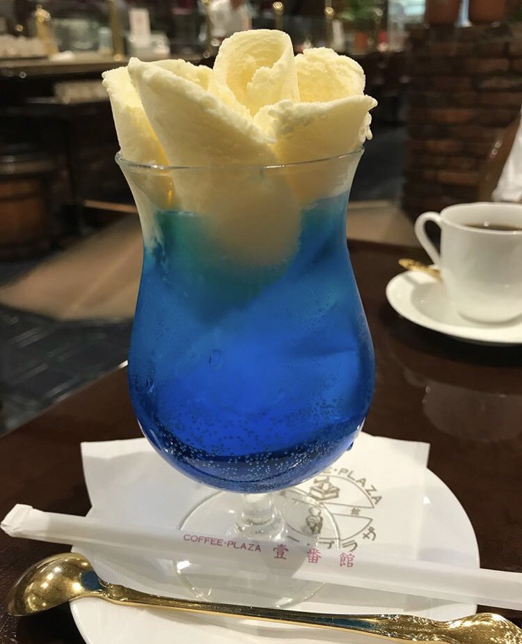 千葉県柏にあるお店「コーヒープラザ 壹番館」の頂上にバニラの花が咲くクリームソーダ✨ 