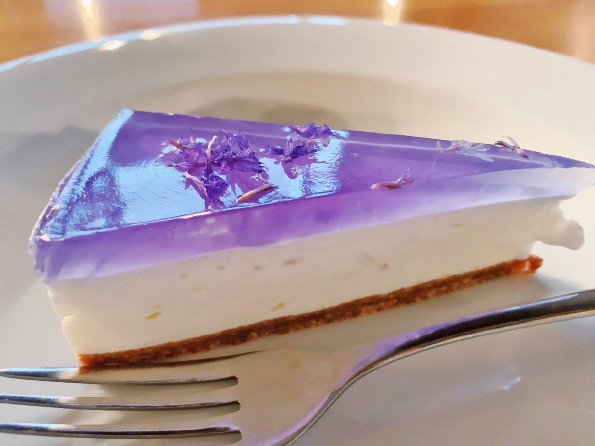 福岡県赤坂駅にあるお店「パッパライライ」の、ハーブゼリーの上品な香りとレアチーズとの酸味が絶妙にマッチした見た目も美しい「ハーブゼリーレアチーズケーキ」✨ 