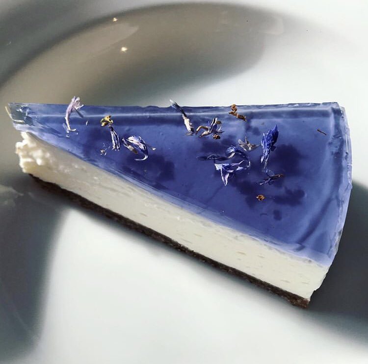 福岡県赤坂駅にあるお店「パッパライライ」の、ハーブゼリーの上品な香りとレアチーズとの酸味が絶妙にマッチした見た目も美しい「ハーブゼリーレアチーズケーキ」✨ 