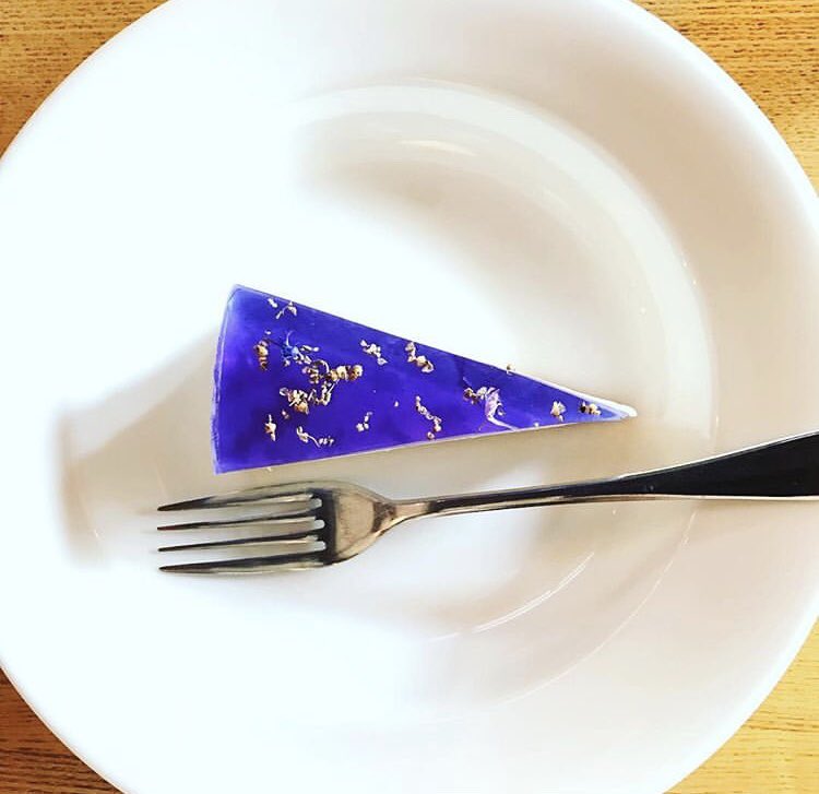 福岡県赤坂駅にあるお店「パッパライライ」の、ハーブゼリーの上品な香りとレアチーズとの酸味が絶妙にマッチした見た目も美しい「ハーブゼリーレアチーズケーキ」✨ 