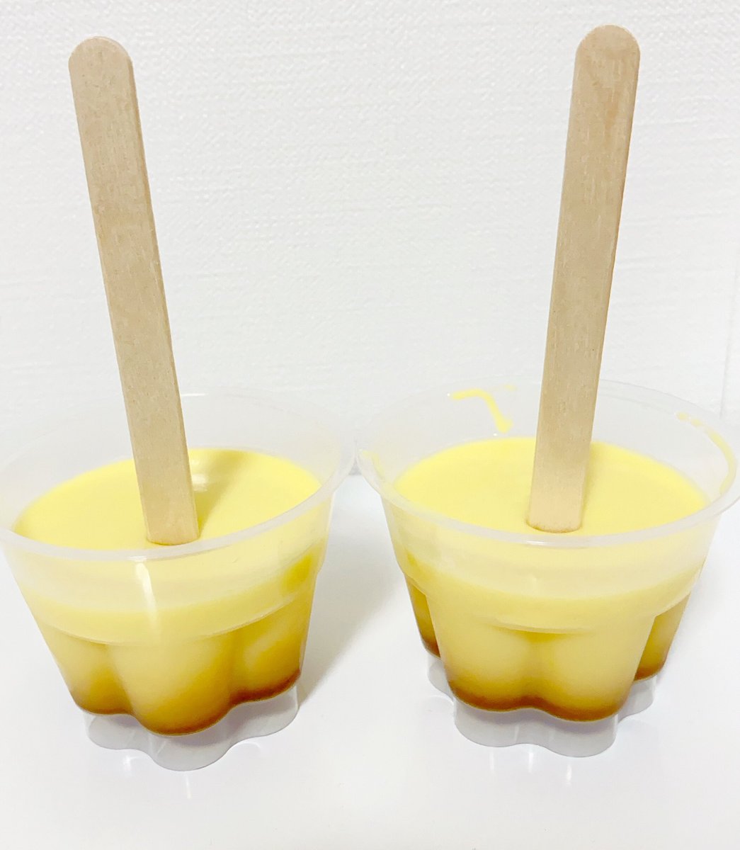 プッチンプリンに百円ショップの木製スティックを刺して凍らせると、絶品アイスになります✨  凍らせた後、パックをお湯に入れると取り出しやすくなります