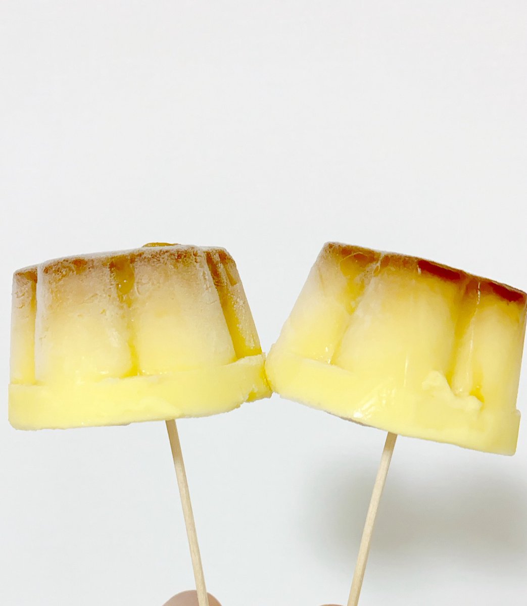 プッチンプリンに百円ショップの木製スティックを刺して凍らせると、絶品アイスになります✨ 凍らせた後、パックをお湯に入れると取り出しやすくなります