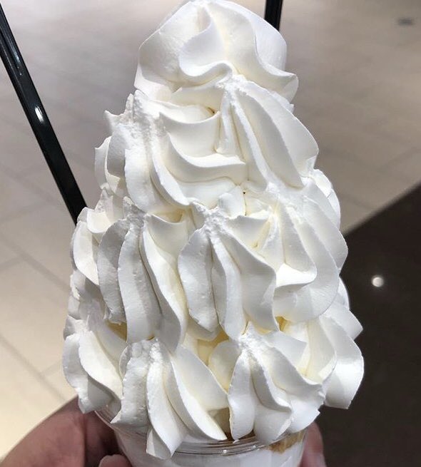 愛知県名古屋市MOZOワンダーシティ1Fにあるお店「gouter(グッテ)」の、山盛りホイップクリームの中に濃厚なソフトクリームが入った大人気の新感覚スイーツ「ホイップボンボン」✨