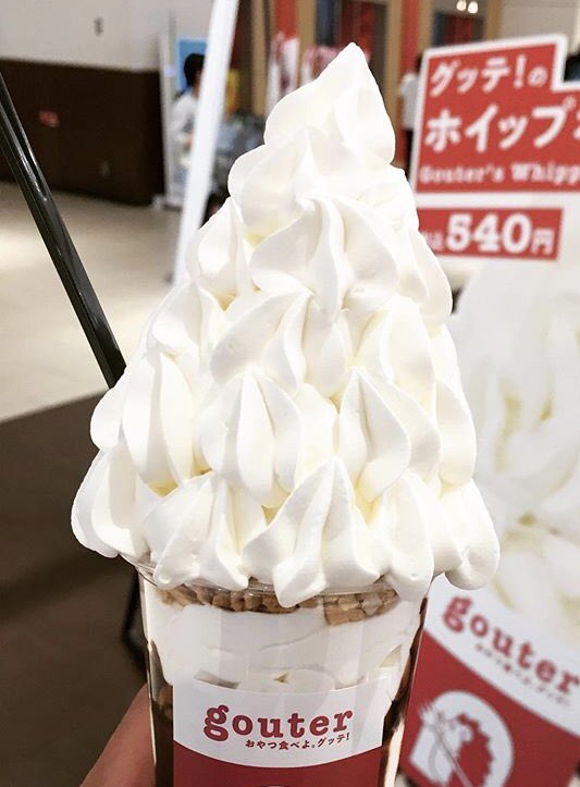 愛知県名古屋市MOZOワンダーシティ１Fにあるお店「gouter(グッテ)」の、山盛りホイップクリームの中に濃厚なソフトクリームが入った大人気の新感覚スイーツ「ホイップボンボン」✨