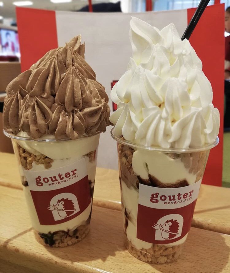 愛知県名古屋市MOZOワンダーシティ1Fにあるお店「gouter(グッテ)」の、山盛りホイップクリームの中に濃厚なソフトクリームが入った大人気の新感覚スイーツ「ホイップボンボン」✨