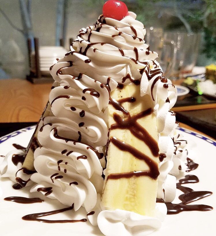 群馬県などにあるお店「いっちょう」の、高さ18cmある「チョコバナナマウンテン」✨ 中にはバニラアイスやココアスポンジケーキが隠れています