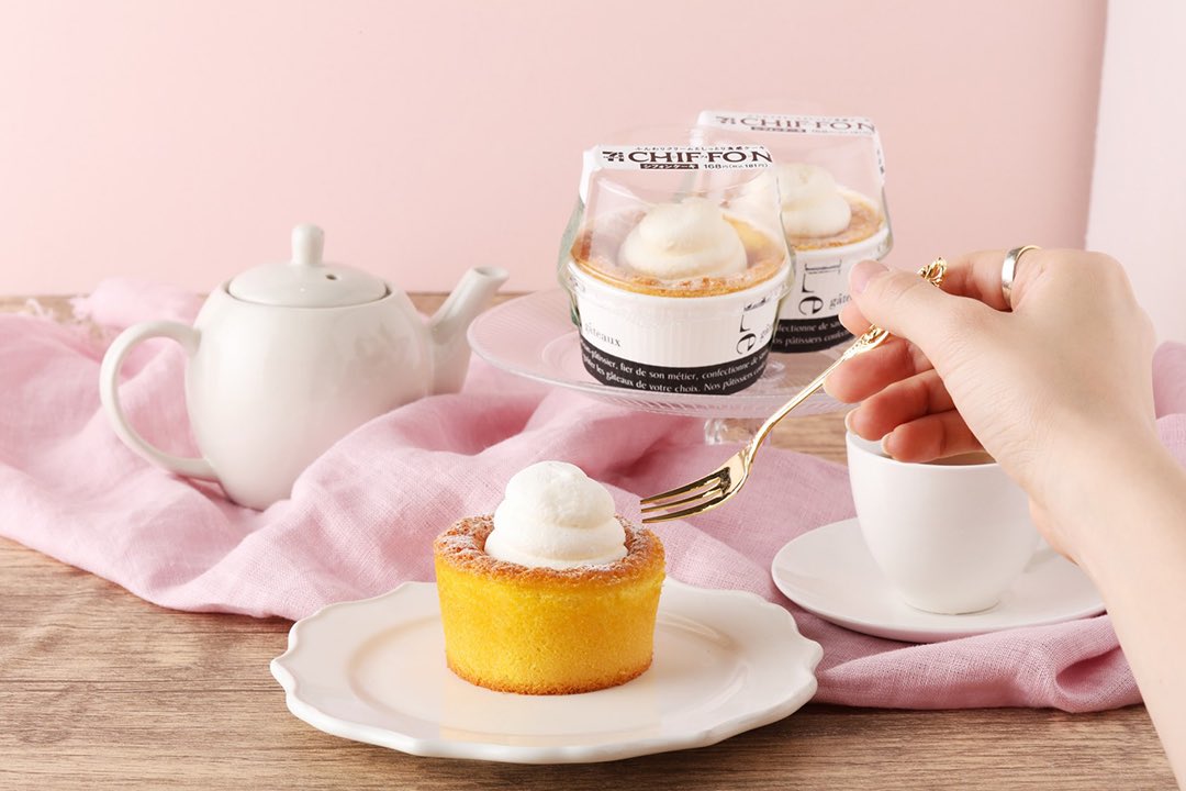 4月21日より順次セブンイレブンから、ふんわりとした食感のシフォンケーキに、ホイップクリームを合わせた新しいスイーツ『ふんわりクリームシフォン』が新発売されます✨