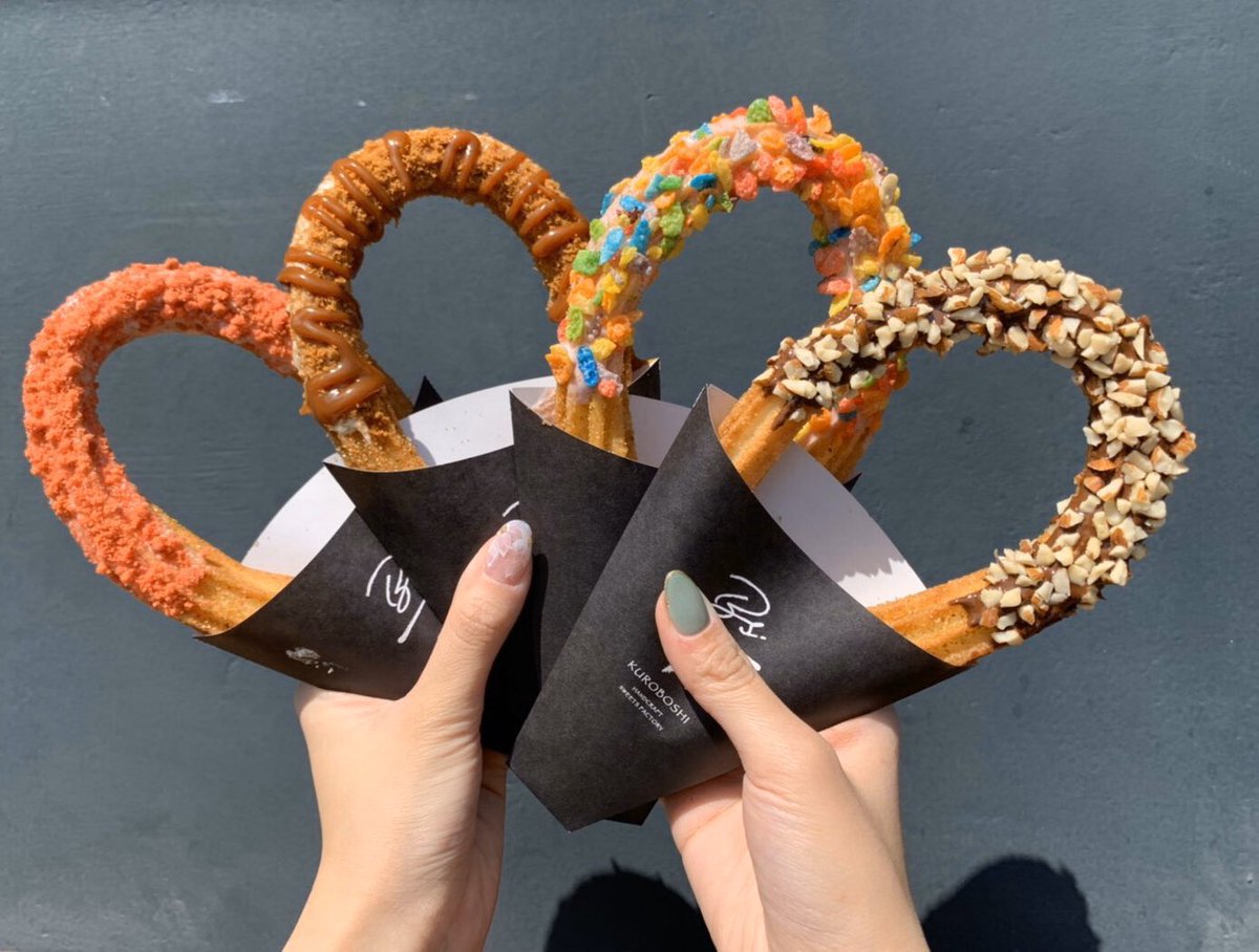 栃木県宇都宮市にあるお店「KUROBOSHI」の、米粉で作り米油で揚げた、外はサクサク、中はモチモチ食感の「クロボシチュロス」✨ 様々なトッピングが可能で、見た目も可愛らしいチュロスです