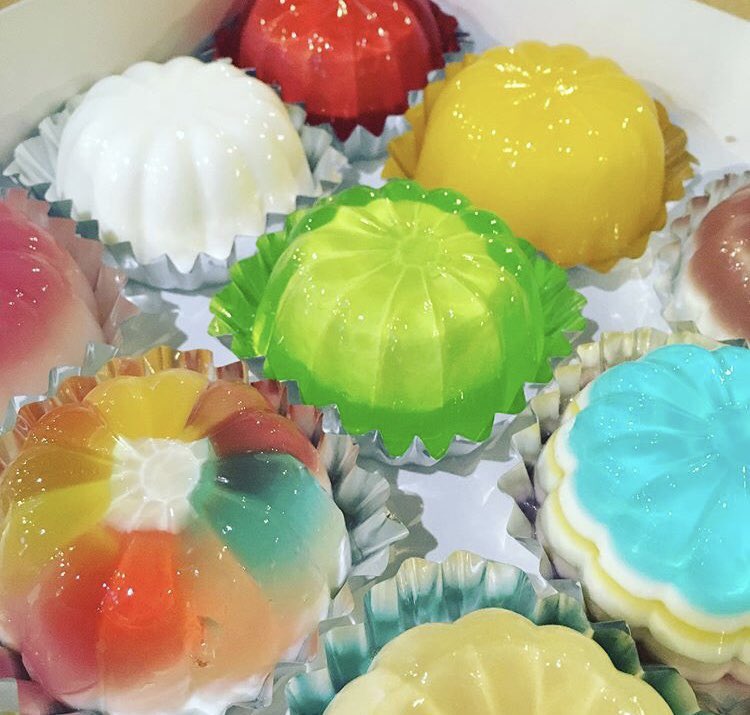 福島県いわき市にあるゼリー専門店「ゼリーのイエ」の、宝石のように綺麗で色鮮やかな「ゼリーの詰め合わせセット」✨ オンラインでも注文できます