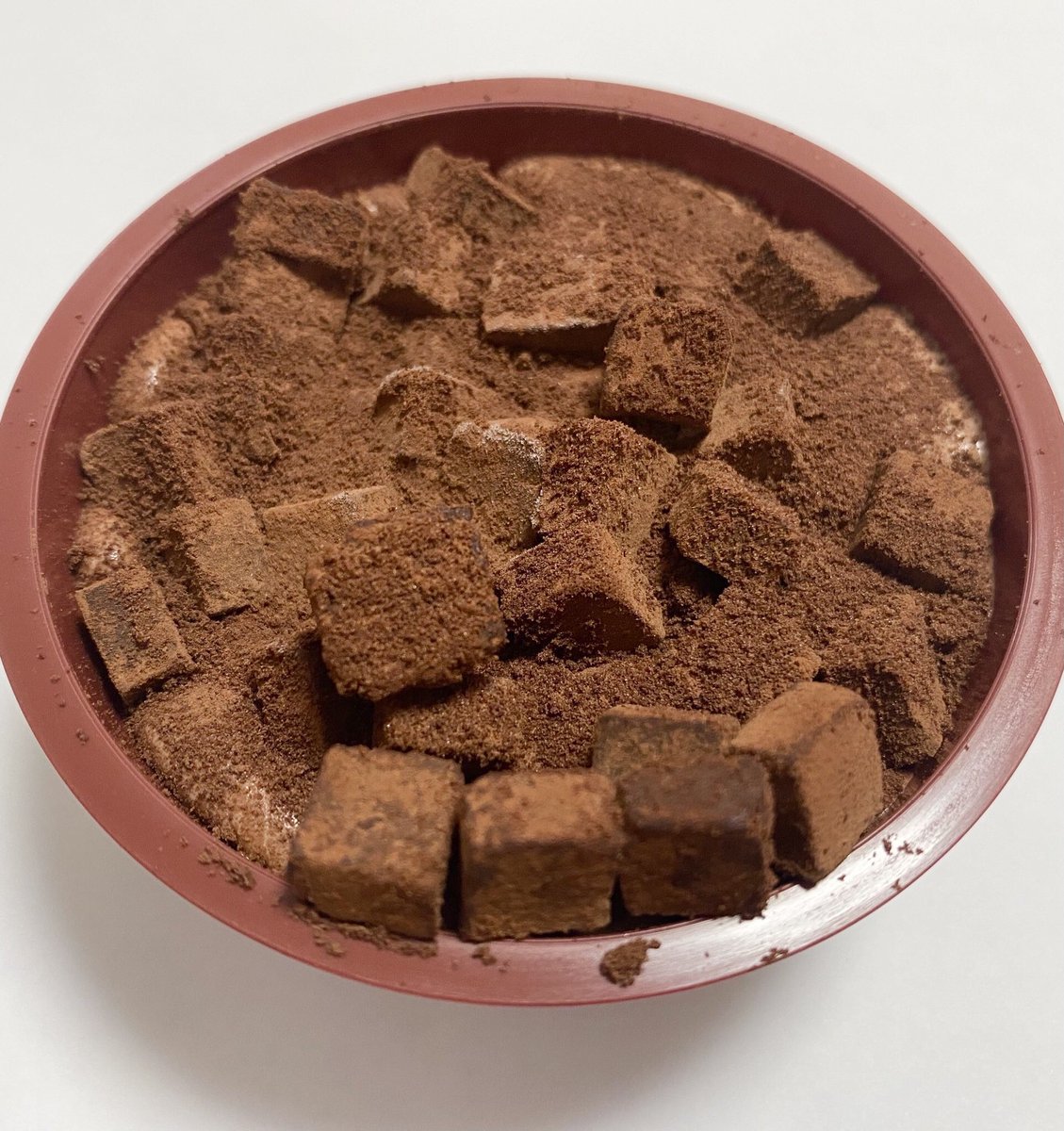 9月21日よりセブンイレブンから、チョコアイスの上にダイス状の生チョコをたっぷりとトッピングした「生チョコアイス」が今年も発売されます✨