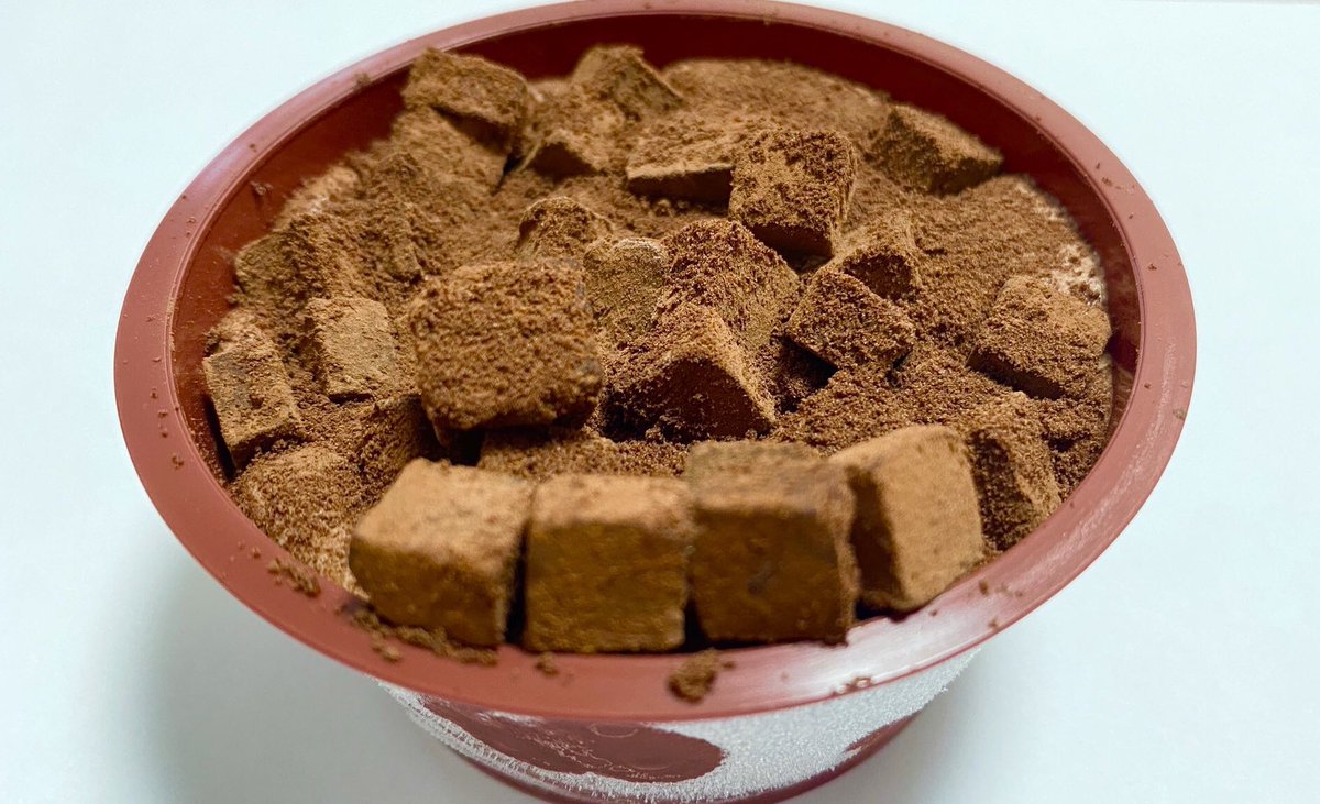 9月21日よりセブンイレブンから、チョコアイスの上にダイス状の生チョコをたっぷりとトッピングした「生チョコアイス」が今年も発売されます✨